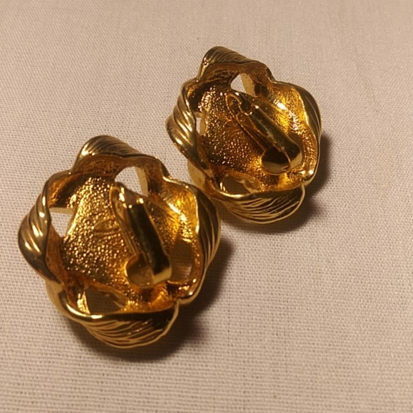 Avon Bold Gold Tone Pearl CLIP Earrings - Picture 3 of 4